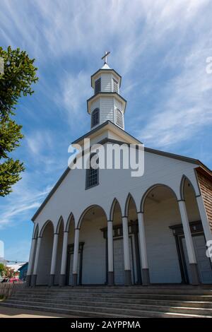 Die Kirche (1750-1790) in Dalcahue, einem UNESCO-Weltkulturerbe, ist eine der ältesten Kirchen auf der Chiloe-Insel im Süden Chiles. Stockfoto