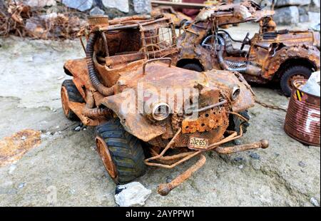 Erfundenes Metallspielzeugauto im Retro-Stil aus Haushaltsmüll. Stockfoto
