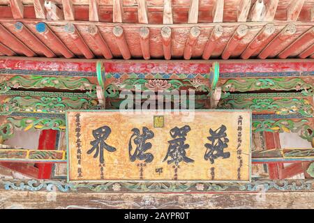 Polychrome Holzbalken-Holzvorbau. Yulin Buddhist Caves-Guazhou County-Gansu Provinz-China-0714 Stockfoto