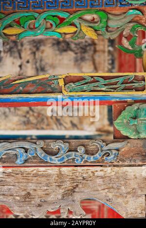 Polychrome Holzbalken-Holzvorbau. Yulin Buddhist Caves-Guazhou County-Gansu Provinz-China-0715 Stockfoto