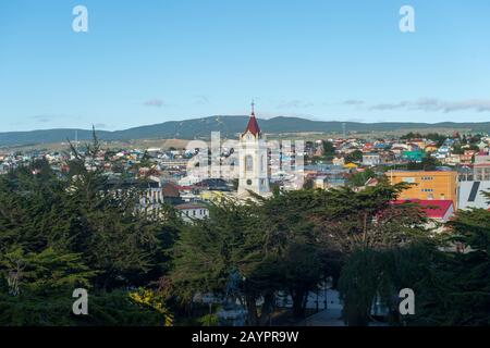 Blick auf Punta Arenas, eine Stadt an der Straße von Magellan im Süden Chiles mit der Plaza de Armas und der Gedenkstätte an Ferdinand Magellan im Vorland Stockfoto