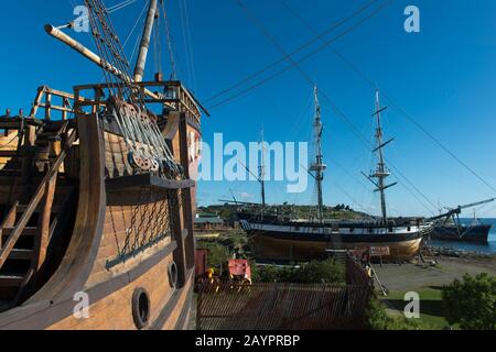 Blick auf die Replik der "HMS Beagle" von der Nachbildung der "Nao Victoria" im Museum Museo Nao Victoria in Punta Arenas, einer Stadt an der Straße von Magellan in Sou Stockfoto