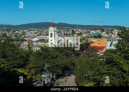 Blick auf Punta Arenas, eine Stadt an der Straße von Magellan im Süden Chiles mit der Plaza de Armas und der Gedenkstätte an Ferdinand Magellan im Vorland Stockfoto