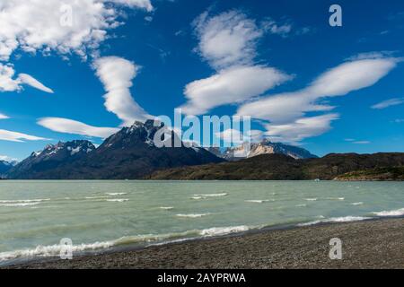 Blick auf die Berge vom Grey Lake (Lago Gray) im Nationalpark Torres del Paine im Süden Chiles. Stockfoto