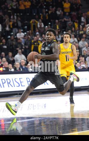 Wichita, Kansas, USA. Februar 2020. Wichita State Shockers Guard Jamarius Burton (2) fährt während des NCAA-Basketballspiels zwischen der Tulane Green Wave und den Wichita State Shockers in der Charles Koch Arena in Wichita, Kansas, zum Korb. Kendall Shaw/CSM/Alamy Live News Stockfoto