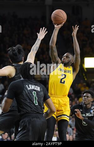 Wichita, Kansas, USA. Februar 2020. Wichita State Shockers Guard Jamarius Burton (2) schießt während des NCAA-Basketballspiels zwischen der Tulane Green Wave und den Wichita State Shockers in der Charles Koch Arena in Wichita, Kansas, einen Jumper. Kendall Shaw/CSM/Alamy Live News Stockfoto