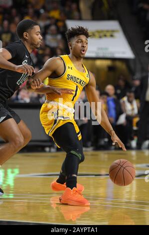 Wichita, Kansas, USA. Februar 2020. Wichita State Shockers Guard Tyson Etienne (1) übernimmt den Ball während des NCAA-Basketballspiels zwischen der Tulane Green Wave und den Wichita State Shockers in der Charles Koch Arena in Wichita, Kansas. Kendall Shaw/CSM/Alamy Live News Stockfoto