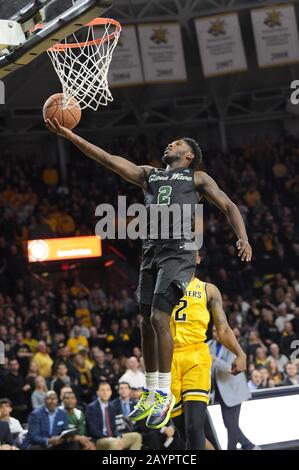 Wichita, Kansas, USA. Februar 2020. Wichita State Shockers Guard Jamarius Burton (2) legt den Ball während des NCAA-Basketballspiels zwischen der Tulane Green Wave und den Wichita State Shockers in der Charles Koch Arena in Wichita, Kansas, für zwei Punkte auf. Kendall Shaw/CSM/Alamy Live News Stockfoto