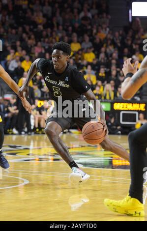 Wichita, Kansas, USA. Februar 2020. Tulane Green Wave Guard Teshaun Hightower (5) fährt im Verkehr während des NCAA-Basketballspiels zwischen der Tulane Green Wave und den Wichita State Shockers in der Charles Koch Arena in Wichita, Kansas, zum Korb. Kendall Shaw/CSM/Alamy Live News Stockfoto