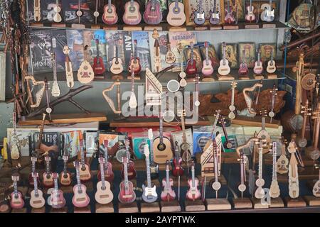 Jerewan, Armenien 13. Oktober 2019 - EINE Sammlung von kleinen, auf dem Markt erhältlichen Musikinstrumenten Armeniens Stockfoto