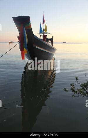 Traditionelle thailändische Fischerboot günstig in der Nähe des Strandes, der chalok Bann Kao, Koh Tao, Thailand. Stockfoto