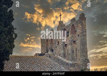 Schöne alte katholische Kirche in einem kleinen katalanischen Dorf namens Peratallada. Spanien Stockfoto