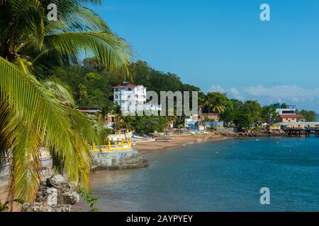 Blick auf den Strand mit Fischerbooten vor dem Dorf der tropischen Insel Isla Taboga vor der Küste von Panama-Stadt, Panama. Stockfoto