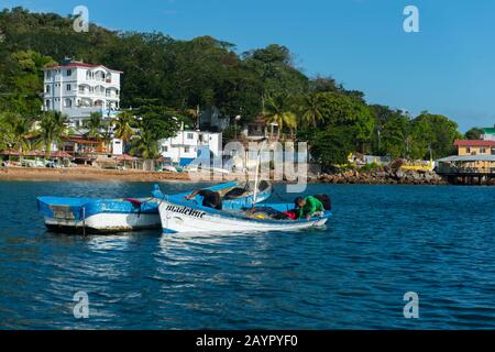 Fischerboote ankerten in einer Bucht der tropischen Insel Isla Taboga vor der Küste von Panama-Stadt, Panama. Stockfoto