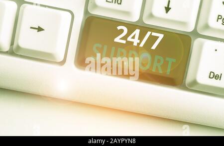 Textzeichen mit 24 Oder 7 Stützelement. Geschäftsfoto mit zweistündigem Support an sieben Tagen in der Woche für den Kunden Stockfoto