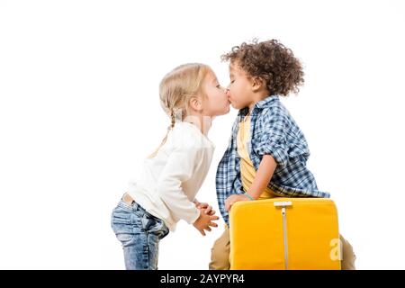 Interracial Paar von Kindern, die isoliert auf Weiß küssen Stockfoto