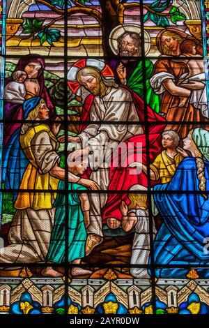 Jesus wurde in einem Glasfenster der Basilika des Nationalgelübdes dargestellt, einer im historischen Zentrum Quito, Ecuador, gelegenen Römisch-katholischen Kirche Stockfoto