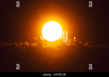 Kampfszene mit Spielzeugsoldaten und Sonnenuntergang auf schwarzem Hintergrund Stockfoto