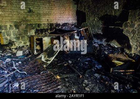 Verbrannte Innenräume des Hauses nach dem Brand. Verbrannte Holzmöbel Stockfoto