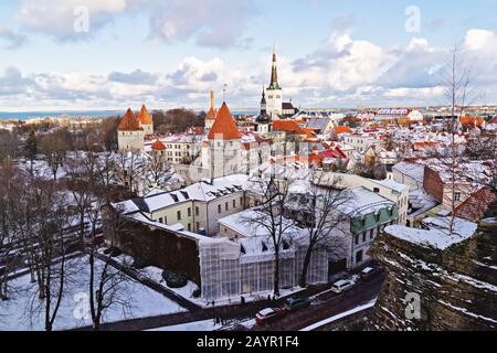 Stadtbild der Altstadt von Toompea in Tallinn, Estland am sonnigen Wintertag und am bewölkten Himmel. Berühmtes Wahrzeichen des modernen Tallinn Stockfoto