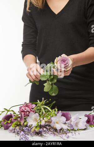 Die 3/4-Ansicht des Blumenhaltes stieg isoliert auf Weiß Stockfoto