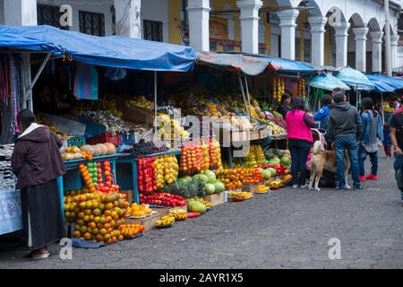 Der lokale Lebensmittelmarkt mit Produkten steht in der Stadt Otavalo im Hochland Ecuadors bei Quito. Stockfoto