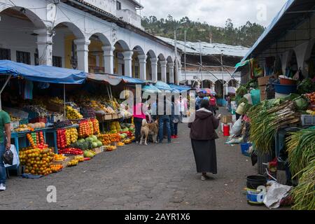 Der lokale Lebensmittelmarkt mit Produkten steht in der Stadt Otavalo im Hochland Ecuadors bei Quito. Stockfoto