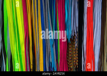 Bunte Schnürsenkel auf dem lokalen Markt in der Stadt Otavalo im Hochland Ecuadors bei Quito. Stockfoto