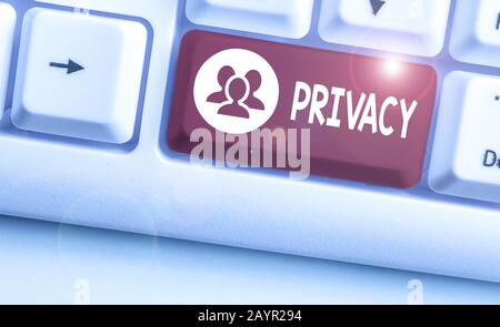 Konzeptionelle Handarbeit mit Datenschutz. Konzept bedeutet Das Recht, Demonstrationsangelegenheiten und Informationen als geheim zu halten Stockfoto