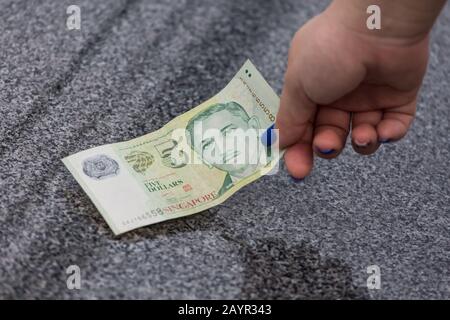 Fünf Dollar singapur-grün-Note auf dem Boden. Stockfoto