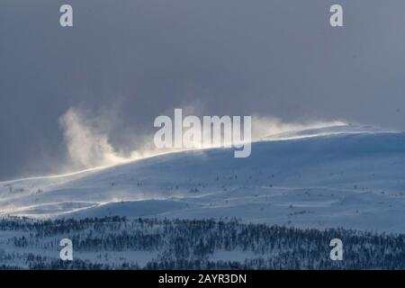 Schneeverwehungen in den Bergen Norways, Norwegen, Troms Stockfoto