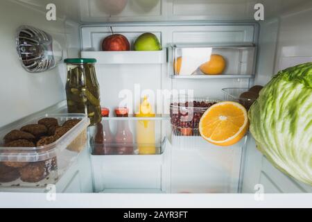 Leckere Schnüppchen mit frischem Kohl und Obst im Kühlschrank, Stockbild Stockfoto