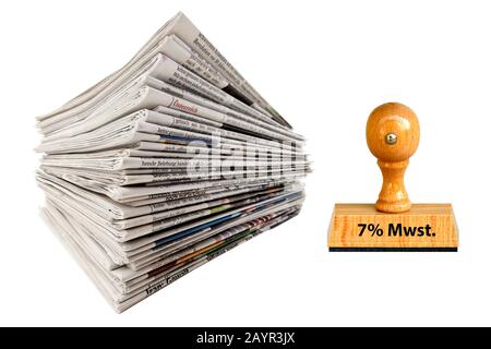 Stempelschrift 7 % Mwst, 7 % Mehrwertsteuer, mit Zeitungsstapel, Deutschland Stockfoto