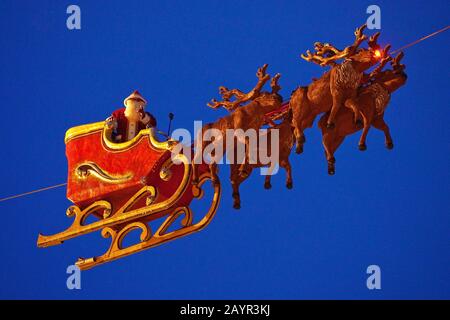 Weihnachtsmann und seine fliegenden Rentiere, die sich auf dem Weihnachtsmarkt in Dortmund mit dem Schlitten ziehen, Deutschland, Nordrhein-Westfalen, Ruhrgebiet, Dortmund Stockfoto