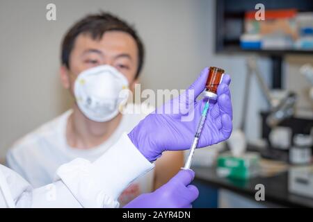 Chinesischer Mann erhält Grippeimpfstoff in der Klinik Stockfoto