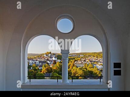 Blick von der Ehmsen-Gedenkstätte auf den alten Stadt- und Burghügel, Deutschland, Nordrhein-Westfalen, Sauerland, Arnsberg Stockfoto