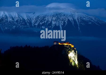 Bled Burg am Bleder See in der Nacht, Slowenien, Bled, Blejski Otok Stockfoto