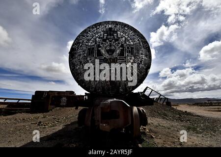 Uyuni, Potosi, Bolivien. Februar 2020. Am Rande der kleinen Stadt Uyuni, Potosi Region, Bolivien, befindet sich der Große Eisenbahn-Friedhof. Uyuni ist seit Ende des 19. Jahrhunderts ein wichtiger Verkehrsknotenpunkt für Züge in Südamerika. Die Pläne, im 19. Jahrhundert aus Uyuni ein noch größeres Zugnetz zu bauen, wurden durch den Zusammenbruch des Bergbaus in den vierziger Jahren gestoppt. Viele importierte Züge aus Großbritannien wurden außerhalb von Uyuni aufgegeben. Viele Metallteile wurden geraubt, weil es keinen Zaun oder Wachen um die Züge gibt und die Salzwinde o Stockfoto