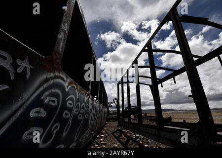 Uyuni, Potosi, Bolivien. Februar 2020. Am Rande der kleinen Stadt Uyuni, Potosi Region, Bolivien, befindet sich der Große Eisenbahn-Friedhof. Uyuni ist seit Ende des 19. Jahrhunderts ein wichtiger Verkehrsknotenpunkt für Züge in Südamerika. Die Pläne, im 19. Jahrhundert aus Uyuni ein noch größeres Zugnetz zu bauen, wurden durch den Zusammenbruch des Bergbaus in den vierziger Jahren gestoppt. Viele importierte Züge aus Großbritannien wurden außerhalb von Uyuni aufgegeben. Viele Metallteile wurden geraubt, weil es keinen Zaun oder Wachen um die Züge gibt und die Salzwinde o Stockfoto