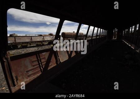 Uyuni, Potosi, Bolivien. Februar 2020. Am Rande der kleinen Stadt Uyuni, Potosi Region, Bolivien, befindet sich der Große Eisenbahn-Friedhof. Uyuni ist seit Ende des 19. Jahrhunderts ein wichtiger Verkehrsknotenpunkt für Züge in Südamerika. Die Pläne, im 19. Jahrhundert aus Uyuni ein noch größeres Zugnetz zu bauen, wurden durch den Zusammenbruch des Bergbaus in den vierziger Jahren gestoppt. Viele importierte Züge aus Großbritannien wurden außerhalb von Uyuni aufgegeben. Viele Metallteile wurden geraubt, weil es keinen Zaun oder Wachen um die Züge gibt und die Salzwinde o Stockfoto