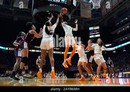 Knoxville, Tennessee, USA. 16. Februar 2020: Rennia Davis #0 der Tennessee Lady Vols ergreift den Rebound während des NCAA-Basketballspiels zwischen den University of Tennessee Lady Volunteers und den Texas A&M University Aggies in der Thompson Boling Arena in Knoxville TN Tim Gangloff/CSM Credit: CAL Sport Media/Alamy Live News Stockfoto