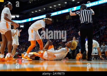 Knoxville, Tennessee, USA. Februar 2020: Rae Burrell #12 der Tennessee Lady Vols schreit in Schmerzen, nachdem sie ihren Knöchel und seine Hilfe von Rennia Davis #0 der Tennessee Lady Vols während des NCAA-Basketballspiels zwischen der University of Tennessee Lady Volunteers und der Texas A&M University Aggies in der Thompson Boling Arena aufgetönelt hat In Knoxville TN Tim Gangloff/CSM Credit: CAL Sport Media/Alamy Live News Stockfoto