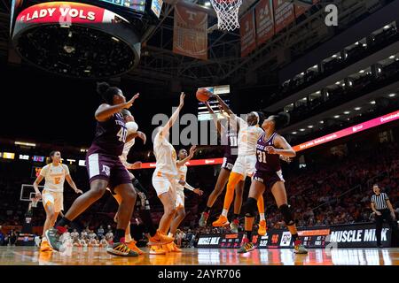 Knoxville, Tennessee, USA. Februar 2020: Rennia Davis #0 der Tennessee Lady Vols blockiert den Schussversuch von Kayla Wells #11 der Texas A&M Aggies während des NCAA-Basketballspiels zwischen der University of Tennessee Lady Volunteers und der Texas A&M University Aggies in der Thompson Boling Arena in Knoxville TN Tim Ganloff/CSM Credit: Cal Sport Media/Alamy Live News Stockfoto
