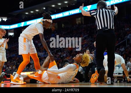 Knoxville, Tennessee, USA. Februar 2020: Rae Burrell #12 der Tennessee Lady Vols schreit in Schmerzen, nachdem sie ihren Knöchel und seine Hilfe von Rennia Davis #0 der Tennessee Lady Vols während des NCAA-Basketballspiels zwischen der University of Tennessee Lady Volunteers und der Texas A&M University Aggies in der Thompson Boling Arena aufgetönelt hat In Knoxville TN Tim Gangloff/CSM Credit: CAL Sport Media/Alamy Live News Stockfoto