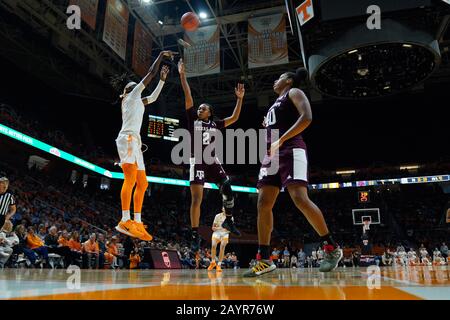 Knoxville, Tennessee, USA. Februar 2020: Rennia Davis #0 der Tennessee Lady Vols schießt den Ball über Aaliyah Wilson #2 der Texas A&M Aggies während des NCAA Basketballspiels zwischen der University of Tennessee Lady Volunteers und der Texas A&M University Aggies in der Thompson Boling Arena in Knoxville TN Tim Gangloff/CSM Credit: Cal Sport Media/Alamy Live News Stockfoto