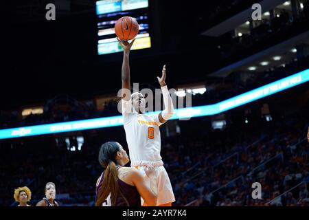 Knoxville, Tennessee, USA. Februar 2020: Rennia Davis #0 der Tennessee Lady Vols schießt den Ball über Chennedy Carter #3 der Texas A&M Aggies während des NCAA Basketballspiels zwischen der University of Tennessee Lady Volunteers und der Texas A&M University Aggies in der Thompson Boling Arena in Knoxville TN Tim Ganloff/CSM Credit: Cal Sport Media/Alamy Live News Stockfoto