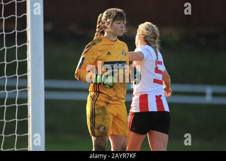 Hetton LE HOLE, ENGLAND - 16. FEBRUAR Charlotte Potts von Sunderland Ladies gratuliert Claudia Moan nach einer Rettung während des Fünften Runden Matches des SSE Women's FA Cup zwischen Sunderland Ladies und Birmingham City Women in Eppleton Colliery Welfare, Hetton le Hole am Sonntag, 16. Februar 2020. (Credit: Mark Fletcher/MI News) Credit: MI News & Sport /Alamy Live News Stockfoto