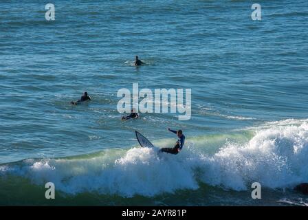 Pismo Beach, Kalifornien - 25. Januar 2019: Die Menschen üben Surfen im schönen Pismo Beach in Kalifornien Stockfoto