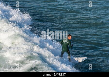 Pismo Beach, Kalifornien - 25. Januar 2019: Die Menschen üben Surfen im schönen Pismo Beach in Kalifornien Stockfoto