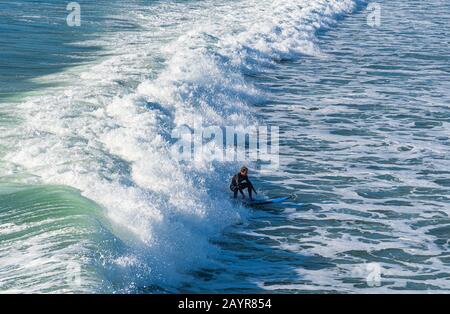 Pismo Beach, Kalifornien - 25. Januar 2019: Die Menschen üben Surfen im schönen Pismo Beach in Kalifornien Stockfoto